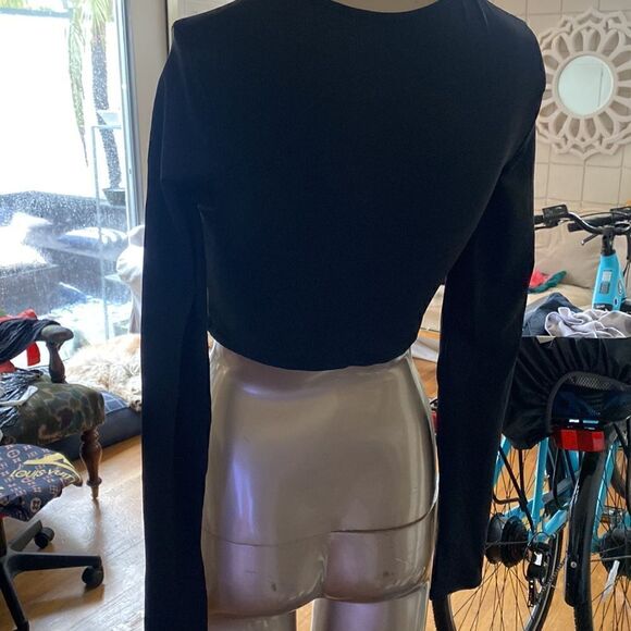 Black crop top T long sleeve, peekaboo slit on the chest - Picture 3 of 5